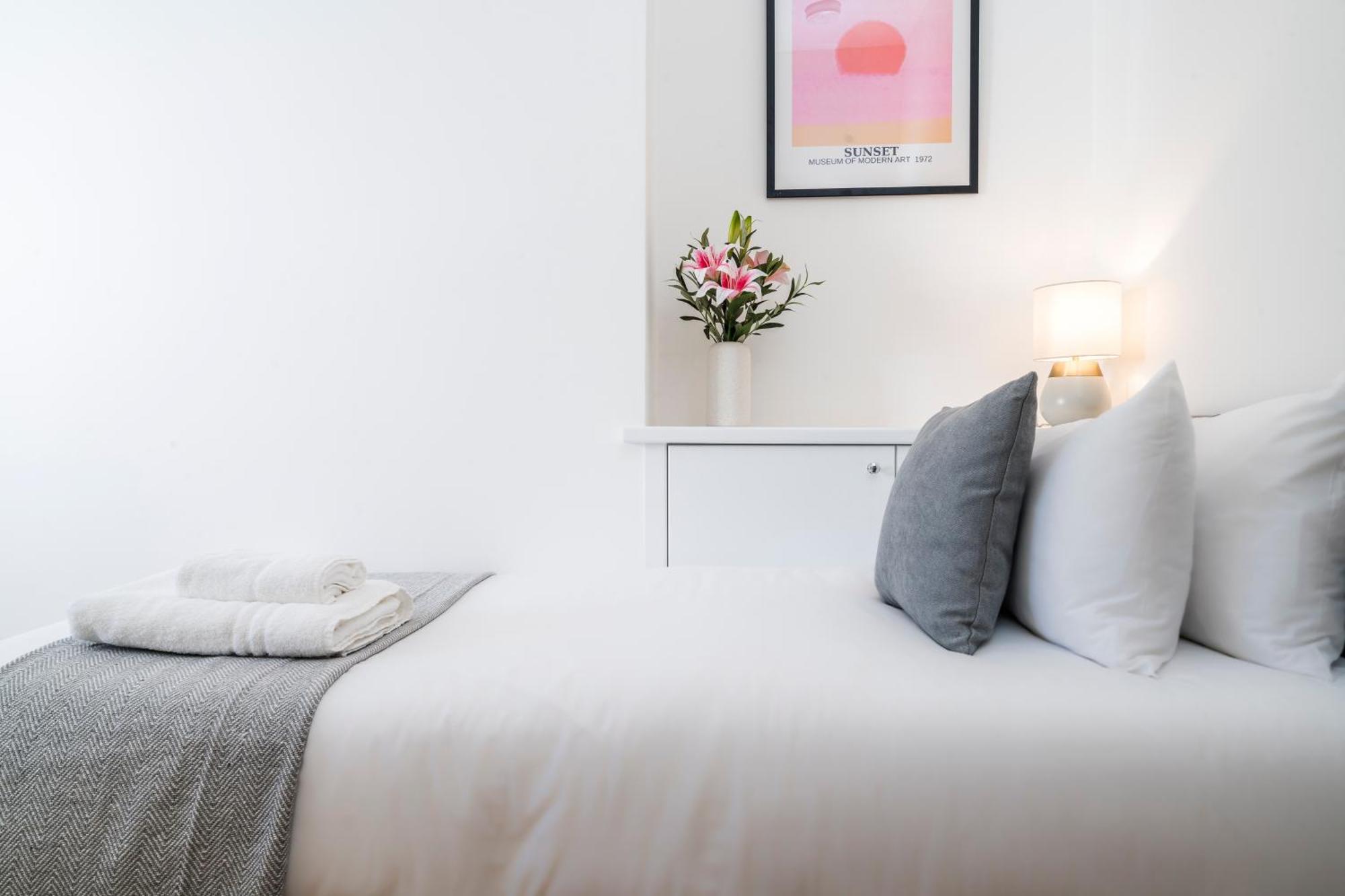 Cozy 2 Bedroom Apartment In Sutton Саттон Екстер'єр фото